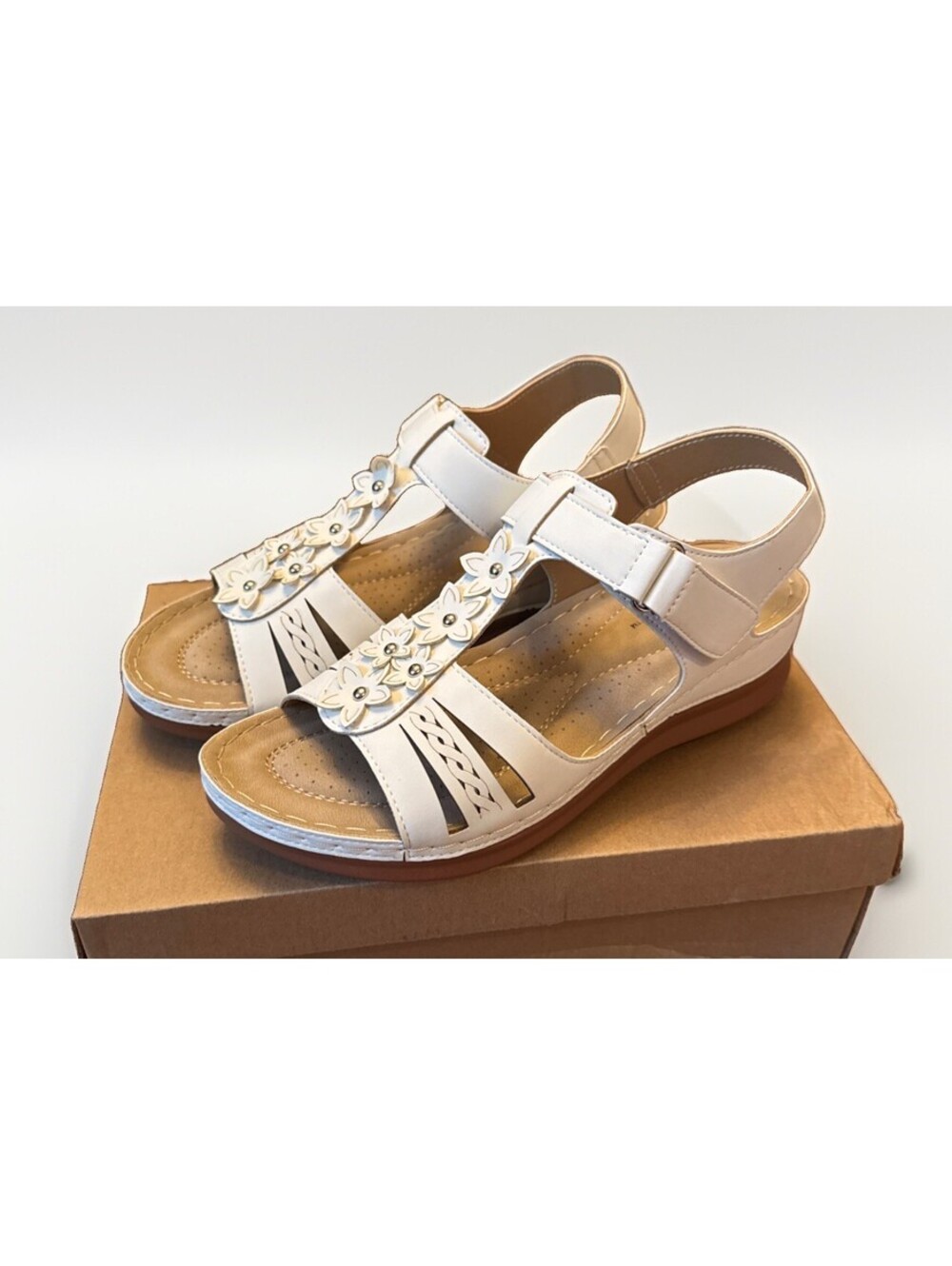 NIB Qierhaoo Ferry 3 White Women’s Sandals with Cushioned Footbed Size 7
